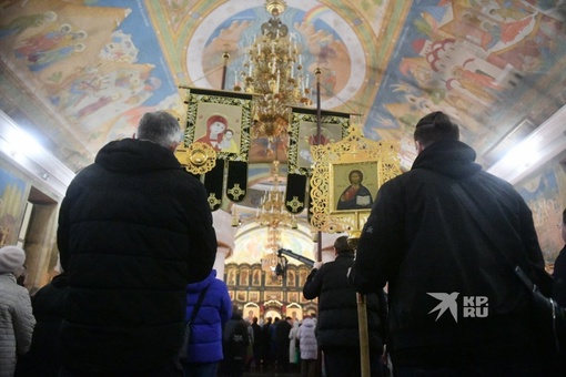 Сотни верующих пришли в Свято-Троицкий собор 

В ночь с 4 на 5 мая здесь проходит пасхальная служба. Ее ведет..