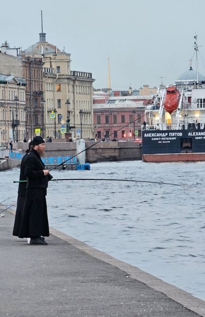 Петербуржцы заметили сюжет, напоминающий песню про рыбачившего апостола..