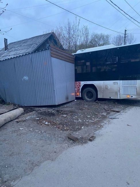 В Перми автобус №77 въехал в Вэйпшоп 😱 Пассажиров в этот момент в транспорте не..