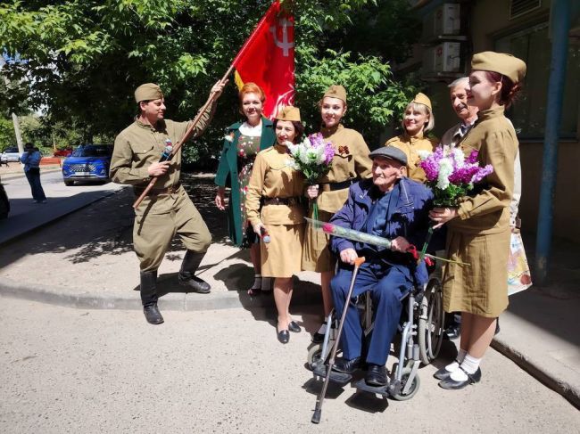 В Волгограде прошла очень душевная акция «Победа в каждый дом» 👏🏻😍

🕊️ Во дворы ветеранов приехали..