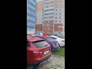 В Челябинске заметили экстремала, который решил перелезть с 5 на 6 этаж.

Причина такого поведения..