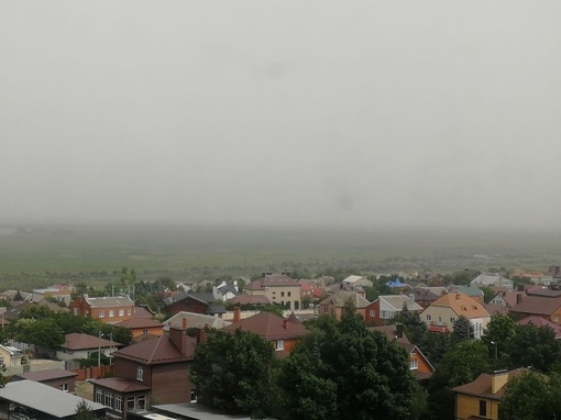 Азов 27 мая накрыла пылевая буря.

Не видно ничего… ни Батайска, ни Ростова, ни..