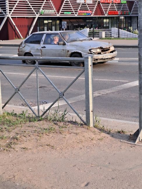 На дорогах Петербурга заметили автомобиль, который словно пережил ядерный апокалипсис. Зато не в..