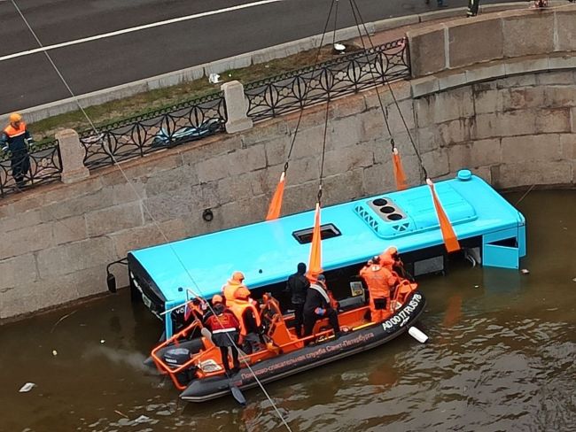 Петербуржцам мерещатся инциденты с лазурными автобусами

После ДТП на Поцелуевом мосту, унёсшего жизни семи..