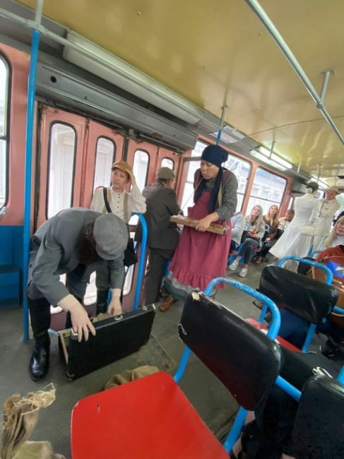 Актеры ростовских театров начали проводить в городских трамваях постановки мини-спектаклей. В основном..