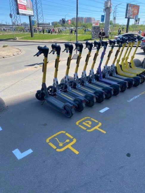 🛴Разметку для парковки электросамокатов нанесли в Мурино 
 
Кикшеринговые компании решили облагородить..