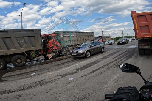 😰Авария перед ЖД переездом на Машмете. 
Вероятно есть..