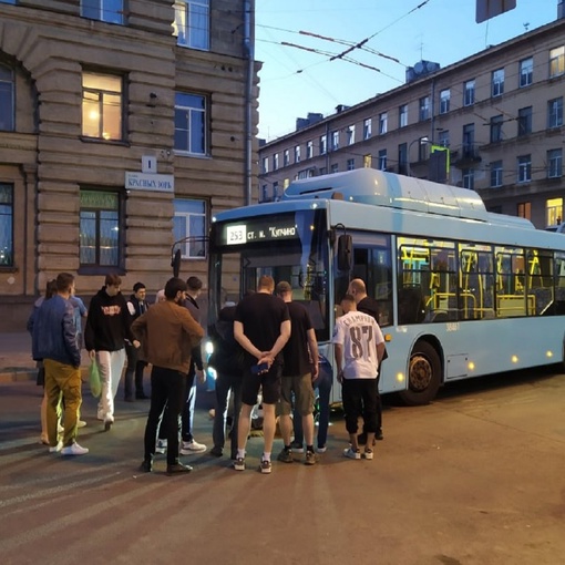 Девушка на самокате попала под автобус в Невском районе.
 
ДТП произошло накануне на перекрёстке Бульвара..