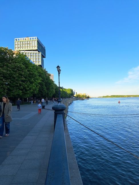 Солнечный и холодный майский вечер на ростовской набережной..