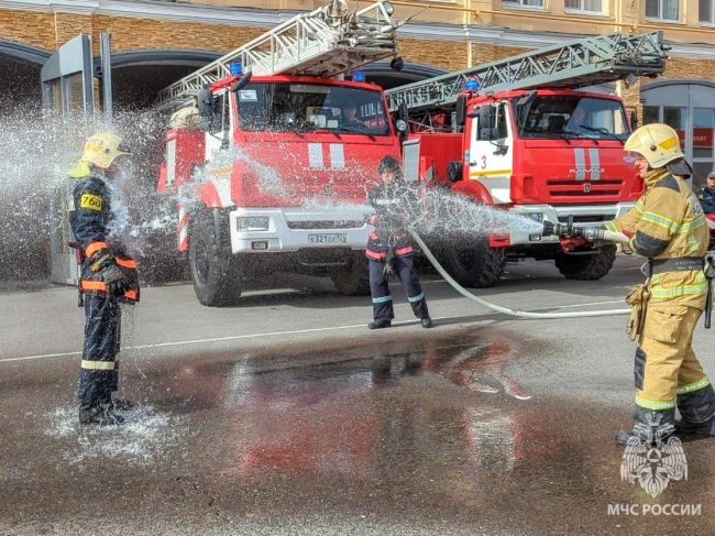 В Волгограде огнеборца зрелищно проводили на пенсию, облив водой с ног до головы 💦👨‍🚒🚒

👨‍🚒🔥 В МЧС..