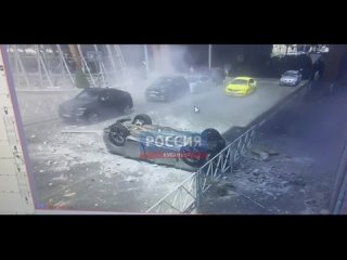 ⚡️Момент падения BMW вблизи

На кадрах видно, как иномарка едва не зацепила..