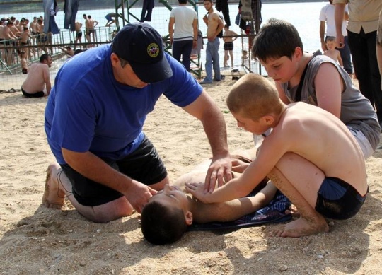 В Дзержинске на озере «Зелёнка» отдыхающие спасли мальчика, который едва не утонул. 

13-летний подросток был..