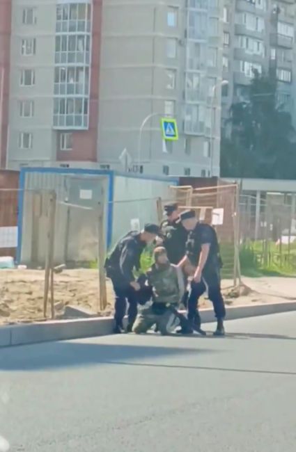 В Петербурге полицейские задержали мужчину в камуфляже, который зашёл в лазурный автобус с саблей...