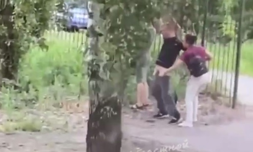 Пьяный мужчина без нижнего белья набросился на детей под Самарой 

Инцидент сняли на видео очевидцы 

Вечером..