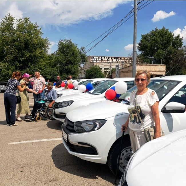 В Волгограде представители СФР вручили 16 новых автомобилей «Лада Гранта» с ручным управлением жителям..