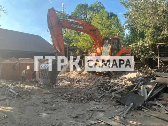 В Самаре снесли старинный дом на Красноармейской 

Фоторепортаж с места событий
 
В Самаре снесли..