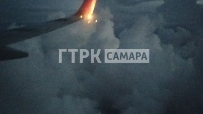 Очевидец показал из иллюминатора самолета кадры грозового фронта над Самарой 

Авиапассажиры пришли в ужас..