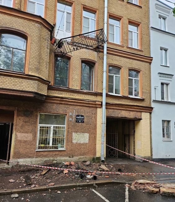 На Черняховского упал балкон старого дома

Дому исполнилось уже 116 лет. Место происшествия огорожено,..