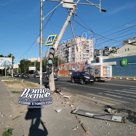 🚨 Автобус врезался столб на Таганрогской. У него отвалилась дверь, осколки разбросаны в радиусе 10 метров...