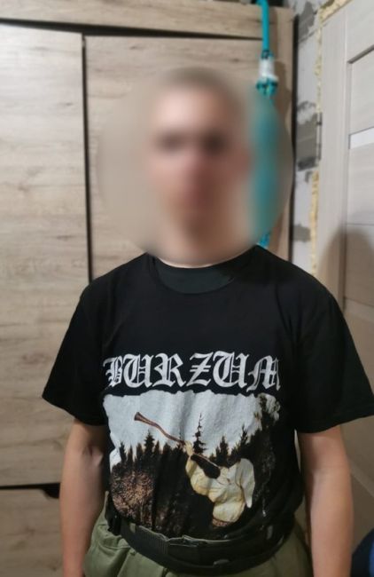 В Петербурге школьник в майке Burzum ударил ножом младшеклассника

Полицейские задержали девятиклассника,..