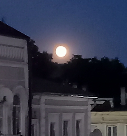 Этой ночью было очень красивое полнолуние 🌕 

Автор, найдись..