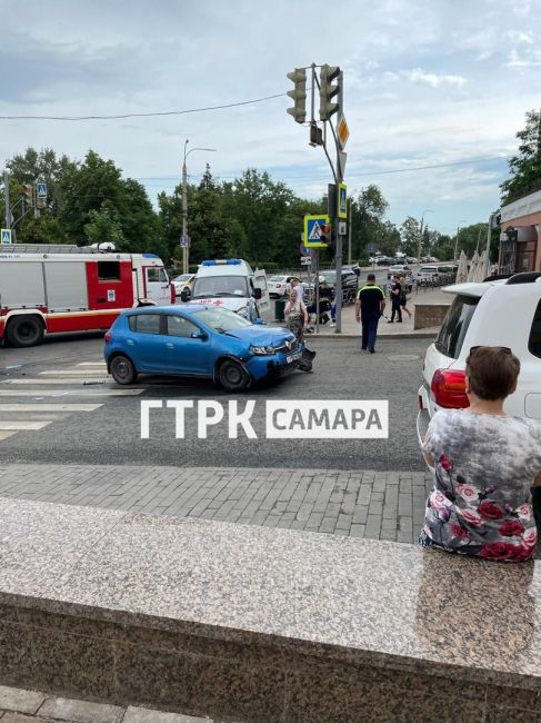 В центре Самары 18 июня спасали искалеченного мотоциклиста 

На место прибыли пожарные и медики 

Авария..