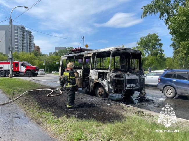 Маршрутка сгорела в Новосибирске 

До прибытия пожарных из автобуса самостоятельно эвакуировались водитель..