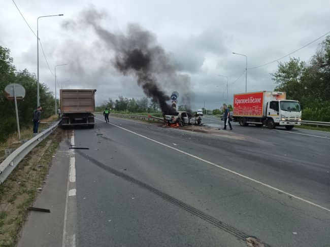 В Самарской области из-за ДТП вспыхнула легковушка 28 июня 

Легковушка врезалась в отбойник 

В Красноярском..