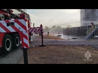 В Ростовской области пожарные не могут потушить крупное возгорание на нефтебазе в городе Азове, которую 18..