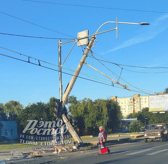 🚨 Автобус врезался столб на Таганрогской. У него отвалилась дверь, осколки разбросаны в радиусе 10 метров...