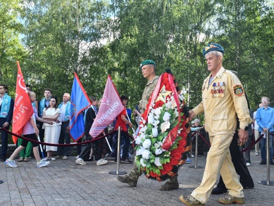 Сегодня, в День памяти и скорби, у мемориала «Скорбящая», почтили память героев войны минутой молчания,..