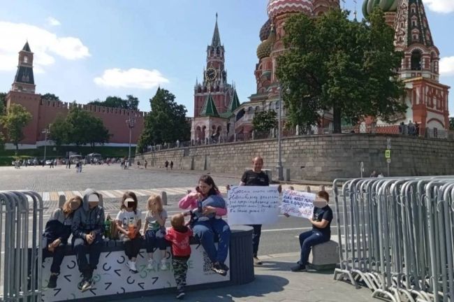 Многодетная семья из Новосибирска на Красной площади требует встречи с Владимиром Путиным.

Семья..