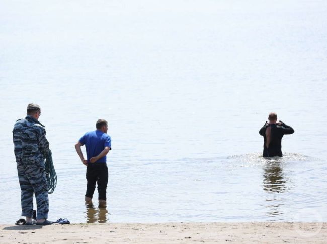 «Подготовка к пляжному сезону»: в Волгограде водолазы обследуют дно Волги в местах будущих пляжей!..