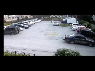 Неизвестный разгромил несколько припаркованных автомобилей

ЧП произошло во дворе дома №29 на Полтавской...