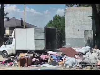 В переулке Ашхабадский в Ростове заметили очередную незаконную выгрузку мусора из грузовой газели...