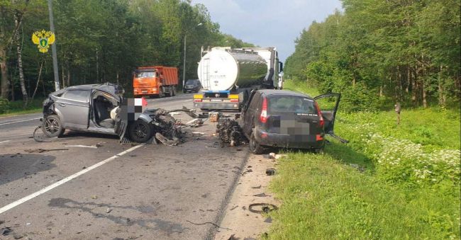 На Варшавском шоссе в Новой Москве водитель большегруза угробил водителя легковушки 

Грузовик врезался в..