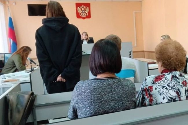 Под Новосибирском обманутые пенсионеры простили 16-летнюю телефонную мошенницу

- Суд прекратил уголовное..