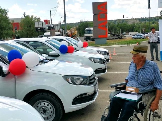 В Волгограде представители СФР вручили 16 новых автомобилей «Лада Гранта» с ручным управлением жителям..