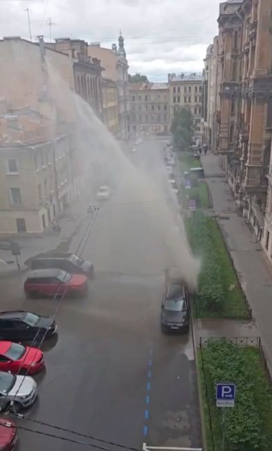 Фонтан в несколько этажей «помыл» машину в центре Петербурга

В городе продолжается сезон внезапных..