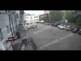 Обрушение части старой лифтовой шахты в центре Москвы попало на видео.

В момент обрушения на конструкции..