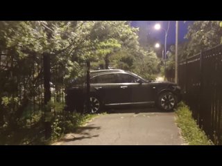 Автомобиль Infiniti влетел в забор между жилым домом по адресу Жилина, 33, и детским садом на улице Крылова, 42...