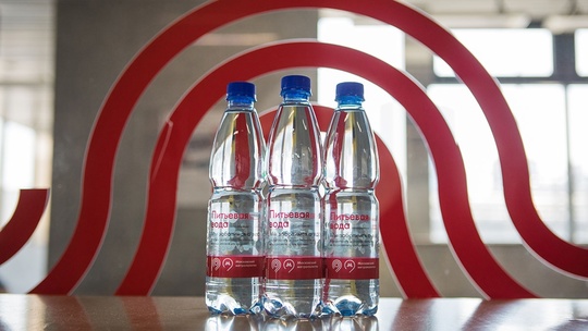 Из-за жары Дептранс начал бесплатно раздавать воду на станциях метро.

Бутылки с водой можно получить на..