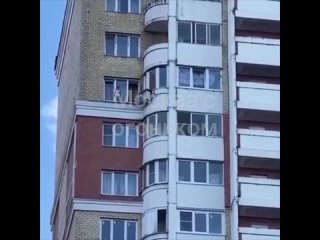 На улице Коктебельская, 12к1 на высоте 14 этажа ребенок гуляет по..