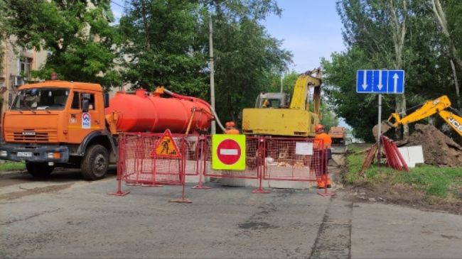 В Самаре перекрыли улицу Советской Армии 

Под проезжей частью начался ремонт важного водовода
 
Неприятный..
