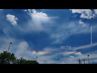 Редкое природное явление в Семикаракорске. 

Среди перьевых облаков в небе возникла «сухая» радуга. Такое..