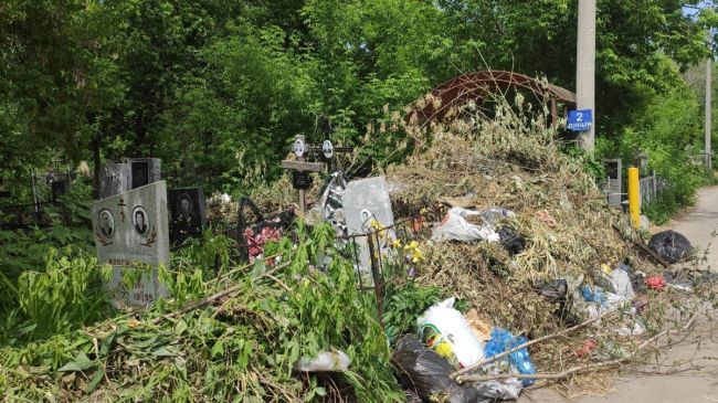 Самарцы пожаловались на состояние кладбища на Металлурге 
 Горы мусора и отсутствие благоустройства
..