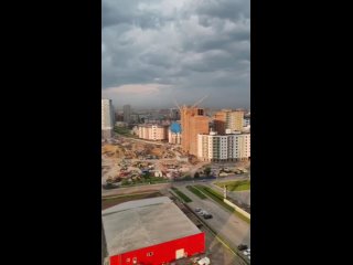 Буря надвигается на Красноярск

Читатели из разных точек города шлют фото и видео с грозными тучами, в..