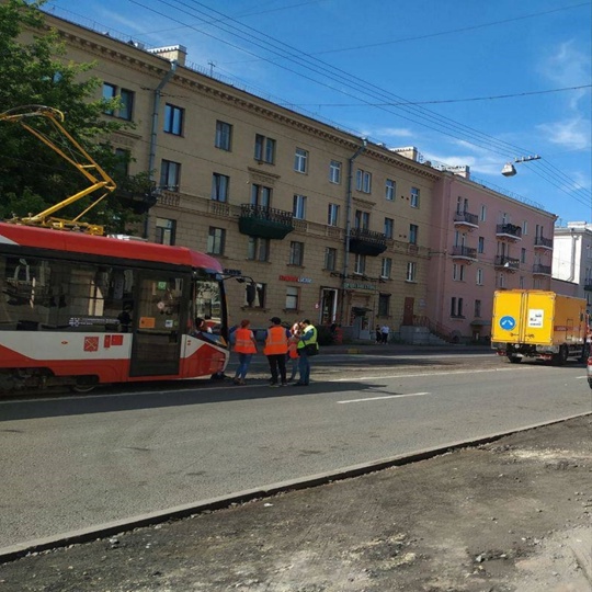 🚃На Савушкина трамвай сошел с рельсов и перекрыл дорогу 
 
Очевидцы сообщают, что трамвай «Аж вывернуло..