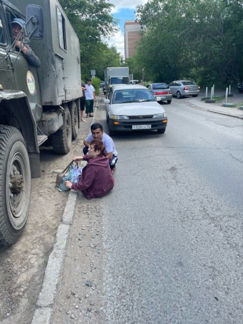 На Дмитриева 4 к.2 сбили бабушку. Увезла скорая.

Новости без цензуры (18+) в нашем телеграм-канале..