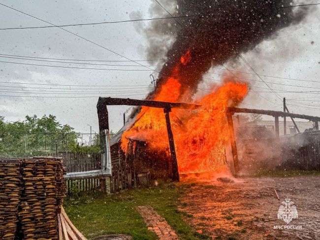 В Прикамье от удара молнии случился сильный пожар.

Днем 6 июня в Кудымкаре во время грозы молния ударила в..